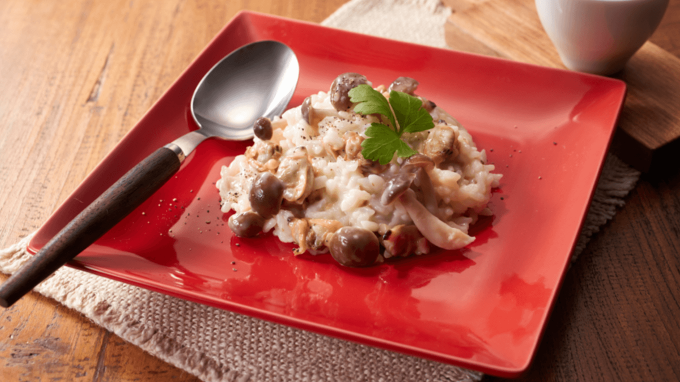 Cream risotto with clams and mushrooms