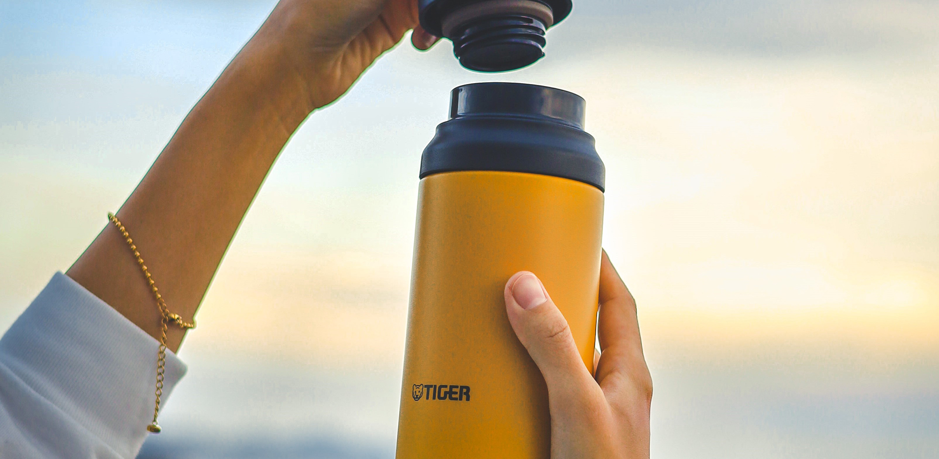 Tiger Thermos Bottle, Heat and Cold, 1L Stainless Steel, Strong, Made in  Japan