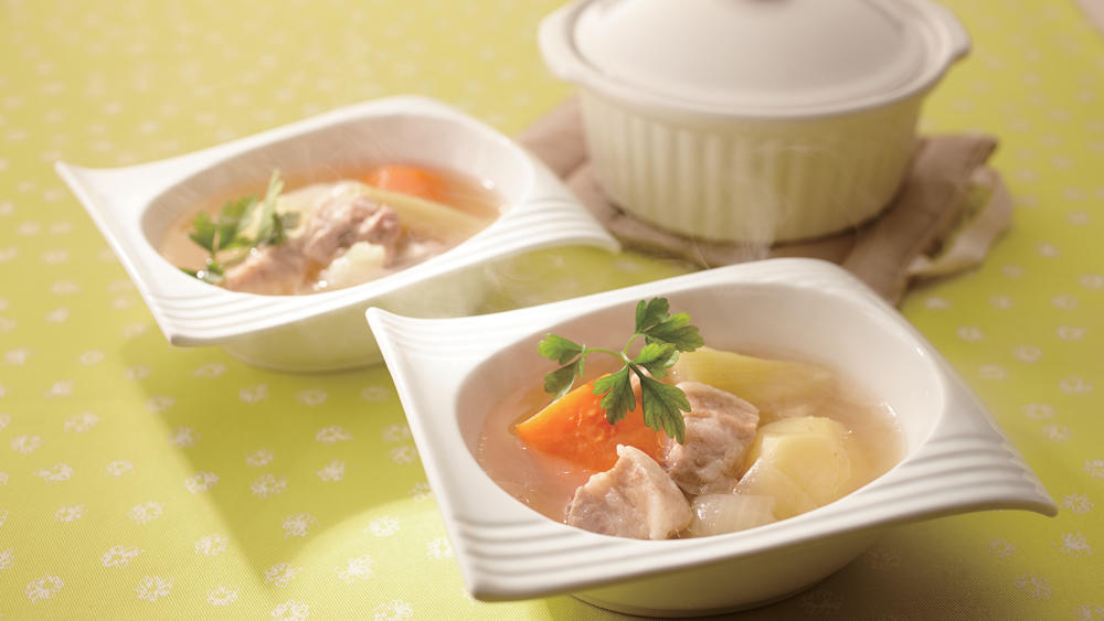 Pot-au-feu with vegetables and chicken